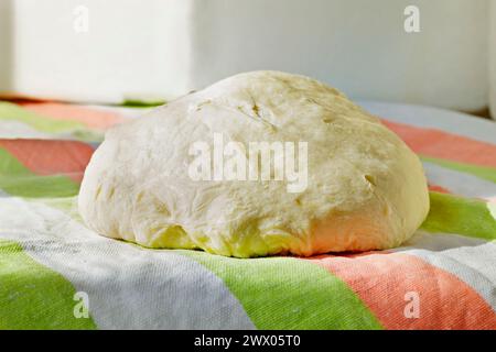 Pâte crue sur la surface de tissu coloré, occupation de boulanger Banque D'Images