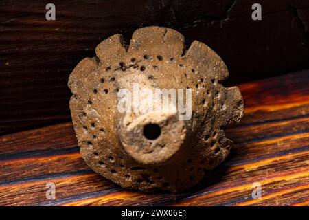 Le poids de type Dyakov est un artefact archéologique en argile du début de l'âge du fer. Russie centrale Banque D'Images