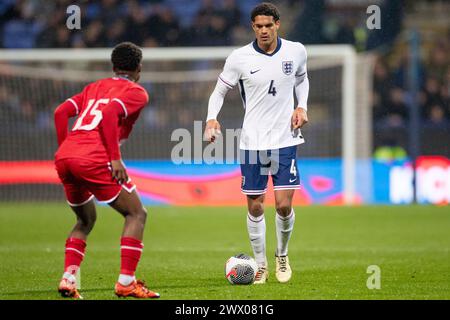 Jarell Quansah #4 de l'Angleterre attaqué par Lenny Correia #15 du Luxembourg lors du match du Championnat UEFA Under 21 entre l'Angleterre Under 21s et le Luxembourg au Toughsheet Stadium de Bolton le mardi 26 mars 2024. (Photo : Mike Morese | mi News) crédit : MI News & Sport /Alamy Live News Banque D'Images