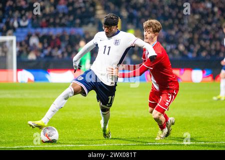 Noni Madueke #11 de l'Angleterre attaquée par Fabio Lohei #3 du Luxembourg lors du match du Championnat UEFA Under 21 entre l'Angleterre Under 21s et le Luxembourg au Toughsheet Stadium de Bolton le mardi 26 mars 2024. (Photo : Mike Morese | mi News) crédit : MI News & Sport /Alamy Live News Banque D'Images
