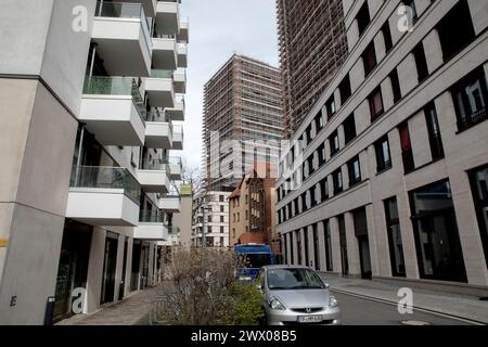 Berlin, Allemagne. 26 mars 2024. 26 mars 2024, Berlin, Allemagne ''“ Un chantier émerge derrière la façade sereine d'un bâtiment berlinois classique, une représentation visuelle d'une ville honorant son histoire tout en embrassant le changement. Cet équilibre délicat témoigne de l'engagement de Berlin à entretenir un habitat où le charme de l'ancien inspire l'innovation du nouveau, en particulier dans son écosystème florissant de startups. (Crédit image : © Michael Kuenne/PRESSCOV via ZUMA Press Wire) USAGE ÉDITORIAL SEULEMENT! Non destiné à UN USAGE commercial ! Banque D'Images