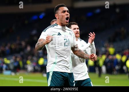 Josh Magennis d'Irlande du Nord (au centre) célèbre après le coup de sifflet final dans un match amical international à Hampden Park, Glasgow. Date de la photo : mardi 26 mars 2024. Banque D'Images