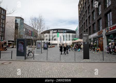 26 mars 2024, Berlin, Allemagne - L'Uber Arena, un colisée moderne de commerce et de divertissement, est au cœur de la vie publique berlinoise. Flanqué de marchés animés et du flux quotidien des citadins, cet espace multifonctionnel représente l'engagement de la ville à allier travail, loisirs et événements culturels. Au milieu de l'évolution architecturale de la ville, des structures comme l'Uber Arena reflètent une métropole qui se réinvente constamment en tant que centre d'innovation mondiale et de communauté locale. (Photo Michael Kuenne/PRESSCOV/SIPA USA) Banque D'Images