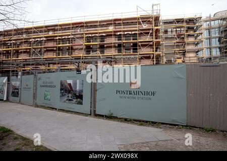 Berlin, Allemagne. 26 mars 2024. 26 mars 2024, Berlin, Allemagne - alors que le paysage urbain de Berlin se transforme avec la construction de nouveaux espaces de travail, le message est clair-progrès attend les audacieux. Le développement reflète une culture de start-up florissante et une demande croissante pour des environnements collaboratifs. Les espaces de coworking sont populaires, offrant des atmosphères communes et innovantes pour les freelances, les nomades numériques et les jeunes entreprises pour enflammer leurs entreprises. (Photo de Michael Kuenne/PRESSCOV/SIPA USA) crédit : SIPA USA/Alamy Live News Banque D'Images