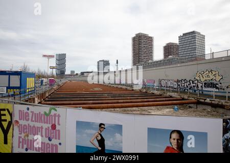 Berlin, Allemagne. 26 mars 2024. 26 mars 2024, Berlin, Allemagne - les nouveaux chantiers de construction témoignent de l'engagement inébranlable de la ville à progresser dans l'ombre du mur historique de Berlin. Avec la montée en puissance des espaces de coworking et l’esprit résilient des startups, le tissu urbain berlinois entremêle l’héritage du passé avec le potentiel de l’avenir, favorisant un environnement où l’esprit entrepreneurial est cultivé et célébré. (Photo de Michael Kuenne/PRESSCOV/SIPA USA) crédit : SIPA USA/Alamy Live News Banque D'Images