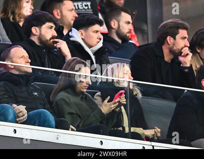Francfort, Allemagne. 26 mars 2024, Hesse, Francfort-sur-le-main : soccer : match international, Allemagne - pays-Bas, Deutsche Bank Park, Lena Wurzenberger (2ème à partir de la gauche), petite amie de l'entraîneur national Julian Nagelsmann, est assise dans les gradins. Photo : Tom Weller/dpa crédit : dpa Picture alliance/Alamy Live News Banque D'Images