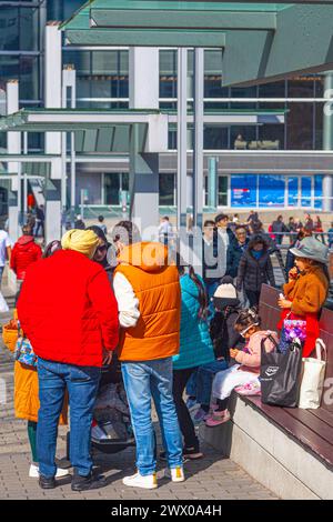 Famille habillée de couleurs le long du front de mer de Vancouver au Canada Banque D'Images