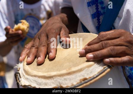 Mains percussionnistes jouant à l'atabaque. Musique africaine. Instrument à percussion. Banque D'Images