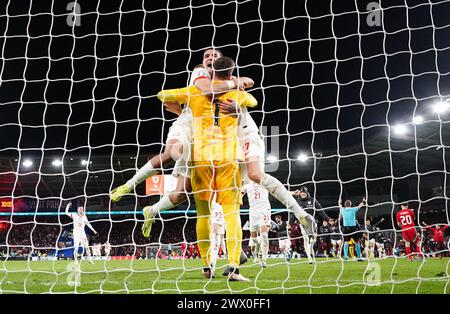 Le gardien de but polonais Wojciech Szczesny célèbre avoir sauvé le ...