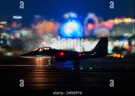 Un F-15E Strike Eagle affecté à la 366th Fighter Wing, Mountain Home Air Force base, Idaho, décolle pour une mission de nuit pendant Red Flag-Nellis 24-2 à Nellis Air Force base, Nevada, le 21 mars 2024. Les participants au drapeau rouge mènent une variété de scénarios, y compris le contreair défensif, la suppression offensive contre-air des défenses aériennes ennemies et l'interdiction offensive contre-air. (Photo de l'US Air Force par le 1st Lt. Jimmy Cummings) Banque D'Images