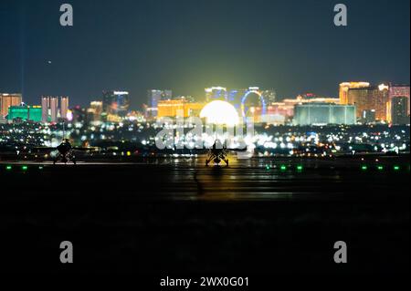 Deux F-16 Fighting Falcons décollent pour une mission de nuit pendant Red Flag-Nellis 24-2 à la base aérienne de Nellis, Nevada, le 21 mars 2024. Red Flag offre aux participants la possibilité de planifier et d'employer ensemble dans le domaine aérien dans un environnement contesté, dégradé et limité sur le plan opérationnel. (Photo de l'US Air Force par le 1st Lt. Jimmy Cummings) Banque D'Images