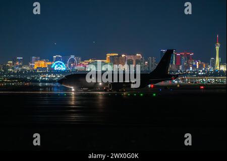 Un KC-135 Stratotanker de l'US Air Force affecté au 91st Air Reaveling Squadron, MacDill Air Force base (AFB), taxis de l'autre côté de la piste pour une mission de nuit pendant Red Flag-Nellis 24-2 à Nellis AFB, Nevada, le 21 mars 2024. Les exercices drapeau rouge établissent des partenariats et une interopérabilité entre nos alliés et entre les domaines. (Photo de l'US Air Force par le 1st Lt. Jimmy Cummings) Banque D'Images