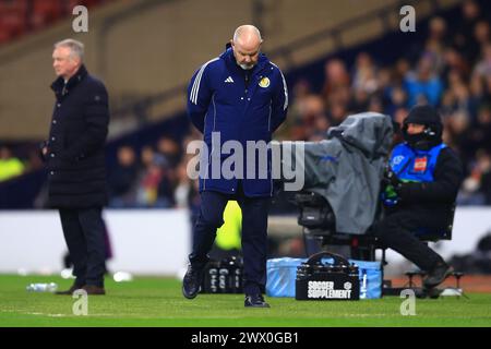 26 mars 2024 ; Hampden Park, Glasgow, Écosse : International Football Friendly, Écosse contre Irlande du Nord ; Steve Clarke, entraîneur écossais, semble déçu car son équipe est à la traîne sur le score Banque D'Images