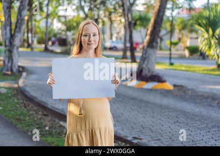femme enceinte prend position pour les droits des femmes enceintes, s'engageant dans un piquet solo pour plaider pour la sensibilisation, le soutien et l'autonomisation de Banque D'Images