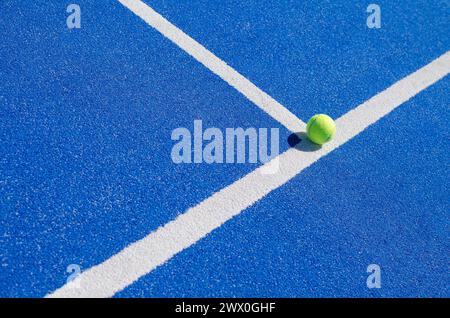 une balle sur la ligne de base d'un court de paddle-tennis Banque D'Images