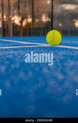 une balle sur la base d'un court de paddle-tennis au coucher du soleil, concept de sports de raquette Banque D'Images