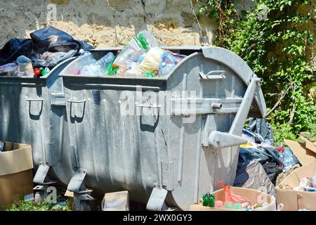 Les bennes à ordures avec plein d'être Banque D'Images