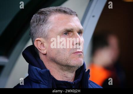 Wroclaw, Pologne - 26 mars 2024 : l'entraîneur ukrainien Serhiy Rebrov regarde le match de play-off Ukraine v Iceland de l'UEFA EURO 2024 au Tarczynski Arena à Wroclaw, en Pologne Banque D'Images