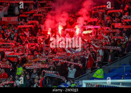 Cardiff City Stadium, Cardiff, Royaume-Uni. 26 mars 2024. Match de qualification UEFA Euro Football, pays de Galles contre Pologne ; les fans polonais s'allument pendant la chanson de l'hymne crédit : action plus Sports/Alamy Live News Banque D'Images