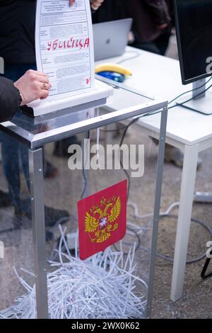 Protester gegen die Wiederwahl des russischen Präsidenten Vladimir Poutine unter dem motto Schluss mit Poutine, mit Krieg, Lüge und Repressionen vor der Russischen Botschaft in Berlin-Mitte. / Protestation contre la réélection du président russe Vladimir Poutine sous le slogan Stop Poutine, guerre, mensonges et répression devant l’ambassade de Russie à Berlin-Mitte. Snapshot-Photography/K.M.Krause *** protestation contre la réélection du président russe Vladimir Poutine sous le slogan Stop Poutine, guerre, mensonges et répression devant l'ambassade de Russie à Berlin Mitte protester contre la réélection de R. Banque D'Images