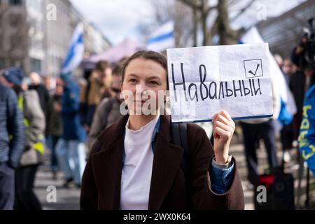 Protester gegen die Wiederwahl des russischen Präsidenten Vladimir Poutine unter dem motto Schluss mit Poutine, mit Krieg, Lüge und Repressionen vor der Russischen Botschaft in Berlin-Mitte. / Protestation contre la réélection du président russe Vladimir Poutine sous le slogan Stop Poutine, guerre, mensonges et répression devant l’ambassade de Russie à Berlin-Mitte. Snapshot-Photography/K.M.Krause *** protestation contre la réélection du président russe Vladimir Poutine sous le slogan Stop Poutine, guerre, mensonges et répression devant l'ambassade de Russie à Berlin Mitte protester contre la réélection de R. Banque D'Images