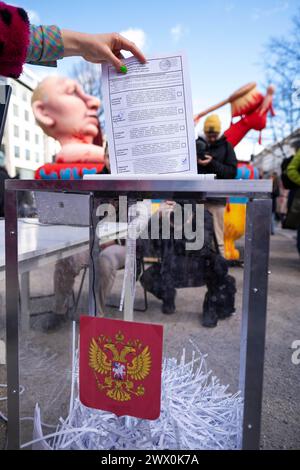 Protester gegen die Wiederwahl des russischen Präsidenten Vladimir Poutine unter dem motto Schluss mit Poutine, mit Krieg, Lüge und Repressionen vor der Russischen Botschaft in Berlin-Mitte. / Protestation contre la réélection du président russe Vladimir Poutine sous le slogan Stop Poutine, guerre, mensonges et répression devant l’ambassade de Russie à Berlin-Mitte. Snapshot-Photography/K.M.Krause *** protestation contre la réélection du président russe Vladimir Poutine sous le slogan Stop Poutine, guerre, mensonges et répression devant l'ambassade de Russie à Berlin Mitte protester contre la réélection de R. Banque D'Images