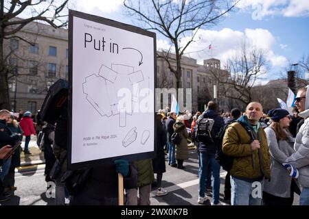 Protester gegen die Wiederwahl des russischen Präsidenten Vladimir Poutine unter dem motto Schluss mit Poutine, mit Krieg, Lüge und Repressionen vor der Russischen Botschaft in Berlin-Mitte. / Protestation contre la réélection du président russe Vladimir Poutine sous le slogan Stop Poutine, guerre, mensonges et répression devant l’ambassade de Russie à Berlin-Mitte. Snapshot-Photography/K.M.Krause *** protestation contre la réélection du président russe Vladimir Poutine sous le slogan Stop Poutine, guerre, mensonges et répression devant l'ambassade de Russie à Berlin Mitte protester contre la réélection de R. Banque D'Images