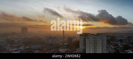 Soleil et nuages avec belle variation de couleurs et de tons dans la ville de Suzano Banque D'Images