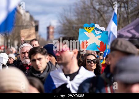 Protester gegen die Wiederwahl des russischen Präsidenten Vladimir Poutine unter dem motto Schluss mit Poutine, mit Krieg, Lüge und Repressionen vor der Russischen Botschaft in Berlin-Mitte. / Protestation contre la réélection du président russe Vladimir Poutine sous le slogan Stop Poutine, guerre, mensonges et répression devant l’ambassade de Russie à Berlin-Mitte. Snapshot-Photography/K.M.Krause *** protestation contre la réélection du président russe Vladimir Poutine sous le slogan Stop Poutine, guerre, mensonges et répression devant l'ambassade de Russie à Berlin Mitte protester contre la réélection de R. Banque D'Images