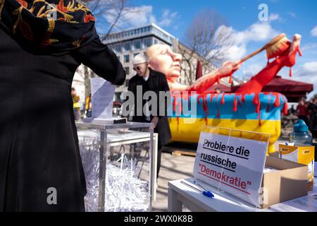 Protester gegen die Wiederwahl des russischen Präsidenten Vladimir Poutine unter dem motto Schluss mit Poutine, mit Krieg, Lüge und Repressionen vor der Russischen Botschaft in Berlin-Mitte. / Protestation contre la réélection du président russe Vladimir Poutine sous le slogan Stop Poutine, guerre, mensonges et répression devant l’ambassade de Russie à Berlin-Mitte. Snapshot-Photography/K.M.Krause *** protestation contre la réélection du président russe Vladimir Poutine sous le slogan Stop Poutine, guerre, mensonges et répression devant l'ambassade de Russie à Berlin Mitte protester contre la réélection de R. Banque D'Images