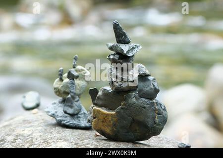 Équilibrage des roches - une forme d'art dans laquelle les roches sont empilées dans des piles équilibrées. Les gens le trouvent méditatif et créatif. Banque D'Images