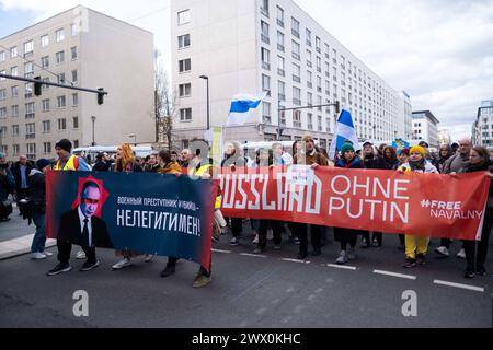 Protester gegen die Wiederwahl des russischen Präsidenten Vladimir Poutine unter dem motto Schluss mit Poutine, mit Krieg, Lüge und Repressionen vor der Russischen Botschaft in Berlin-Mitte. / Protestation contre la réélection du président russe Vladimir Poutine sous le slogan Stop Poutine, guerre, mensonges et répression devant l’ambassade de Russie à Berlin-Mitte. Snapshot-Photography/K.M.Krause *** protestation contre la réélection du président russe Vladimir Poutine sous le slogan Stop Poutine, guerre, mensonges et répression devant l'ambassade de Russie à Berlin Mitte protester contre la réélection de R. Banque D'Images