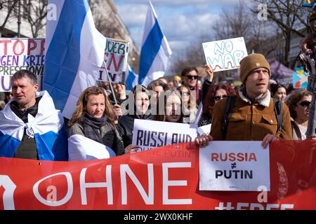 Protester gegen die Wiederwahl des russischen Präsidenten Vladimir Poutine vor der Russischen Botschaft à Berlin-Mitte. / Protestation contre la réélection du président russe Vladimir Poutine devant l’ambassade de Russie dans le district de Berlin-Mitte. Photographie instantanée/K.M.Krause *** protestation contre la réélection du président russe Vladimir Poutine devant l'ambassade russe à Berlin Mitte protestation contre la réélection du président russe Vladimir Poutine devant l'ambassade russe à Berlin Mitte photographie photo K M Krause Banque D'Images