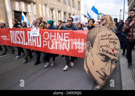 Protester gegen die Wiederwahl des russischen Präsidenten Vladimir Poutine unter dem motto Schluss mit Poutine, mit Krieg, Lüge und Repressionen vor der Russischen Botschaft in Berlin-Mitte. / Protestation contre la réélection du président russe Vladimir Poutine sous le slogan Stop Poutine, guerre, mensonges et répression devant l’ambassade de Russie à Berlin-Mitte. Snapshot-Photography/K.M.Krause *** protestation contre la réélection du président russe Vladimir Poutine sous le slogan Stop Poutine, guerre, mensonges et répression devant l'ambassade de Russie à Berlin Mitte protester contre la réélection de R. Banque D'Images