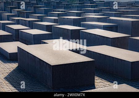 Berlin, Allemagne - 19 mars 2024 : Mémorial aux Juifs assassinés d'Europe. Un mémorial de l'Holocauste avec 2 710 colonnes de béton formant le champ de la stèle Banque D'Images