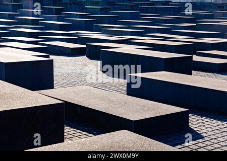 Berlin, Allemagne - 19 mars 2024 : Mémorial aux Juifs assassinés d'Europe. Un mémorial de l'Holocauste avec 2 710 colonnes de béton formant le champ de la stèle Banque D'Images