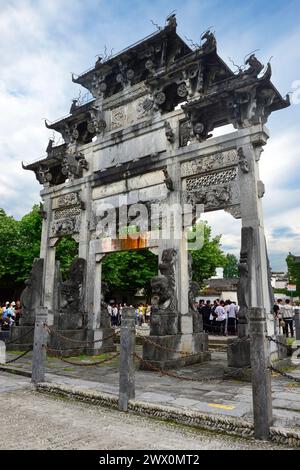 Une ancienne sculpture en pierre marque l'entrée du village antique de Xidi à Huangshan, en Chine. Banque D'Images