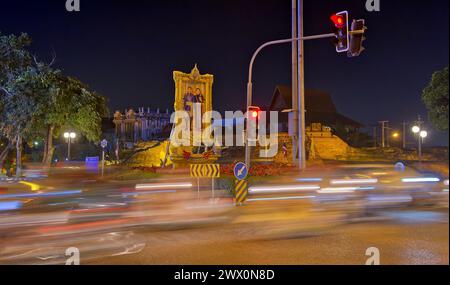 Croisement de circulation floue à Chiang mai avec des feux de circulation et l'image de la famille royale à Chiang mai, Thaïlande Banque D'Images