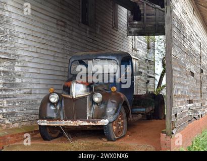 Vieux camion abandonné en Géorgie Banque D'Images