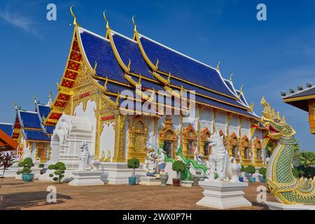 Un viharn blanc au toit bleu très décoré à Wat Ban Den, Inthakin, Mae Taeng, Chiang mai, Thaïlande Banque D'Images