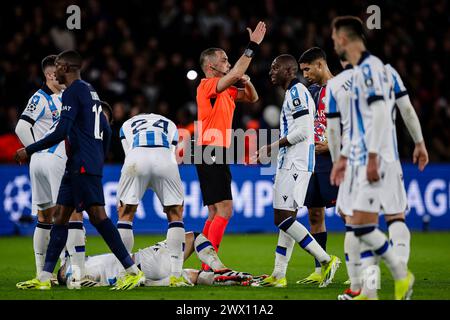 Paris, France. 14 février 2024. Marco Guida (C), arbitre du Parc des Princes, fait un geste lors de la manche 2023/24 de la Ligue des Champions de l'UEFA du 16e match aller entre le Paris Saint-Germain et la Real Sociedad au Parc des Princes le 14 février 2024 à Paris, France. (Photo de Sports Press photo) (Eurasia Sport images/SPP) crédit : SPP Sport Press photo. /Alamy Live News Banque D'Images