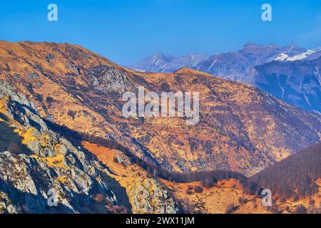 Le mont Cimetta observe la pente jaune pittoresque du Monte Madone, couvert d'herbes séchées, Tessin, Suisse Banque D'Images