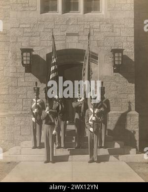 UNITED STATES MILITARY ACADEMY, WEST POINT, New York Un gardien de couleur présentant les couleurs de l'Académie CA. 1918 Banque D'Images