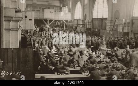 21e Grand Div. Corps de transport, Camp Pullman, France. Manger le dîner de Noël CA. 25 décembre 1918 Banque D'Images