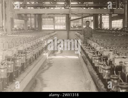 Chemical Warfare Service, Edgewood Arsenal, MD. Un homme travaillant dans une usine de chlore CA. 1918 Banque D'Images