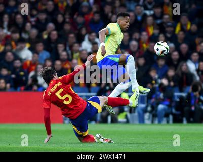 Madrid, Espagne. 26 mars 2024. L'Espagnol Robin le Normand (l) affronte le brésilien Wendell lors d'un match international amical de football à Madrid, Espagne, le 26 mars 2024. Crédit : Gustavo Valiente/Xinhua/Alamy Live News Banque D'Images