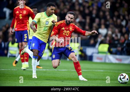 Madrid, Espagne. 26 mars 2024. L'Espagnol Daniel Carvajal affronte le brésilien Rodrygo lors d'un match amical international à Madrid, en Espagne, le 26 mars 2024. Crédit : Gustavo Valiente/Xinhua/Alamy Live News Banque D'Images