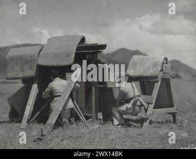 Abri d'urgence pour hommes de caméra pendant la pratique de bombardement par des unités de Wheeler Field. Waimanalo, territoire d'Hawaï, 22 mars 1933 Banque D'Images