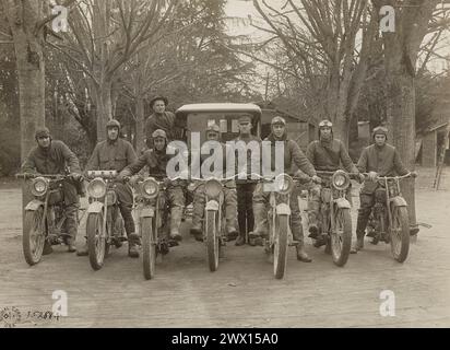 Signal corps Motor Dispatch pilotes de moto au Camp préparés Aignan dans le Loir et cher CA. 1919 Banque D'Images