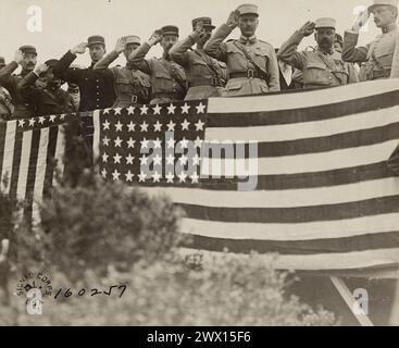 Les officiers français saluent pendant l'hymne national. Cérémonies du Memorial Day au cimetière américain. Tours, France CA. Mai 1919 Banque D'Images